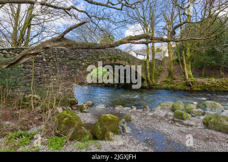 Die steinerne Brücke über den Fluss Derwent bei Longthwaite im Borrowdale Valley in der Nähe von Rosshwaite im Lake District National Park, Cumbria, England. Stockfoto