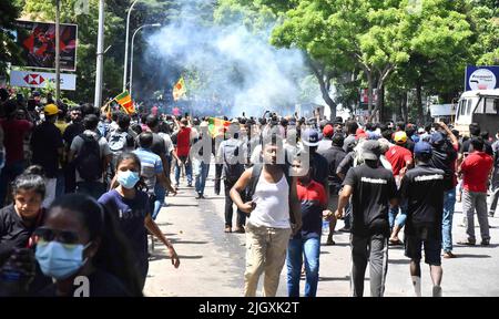 Colombo, Sri Lanka. 13.. Juli 2022. Am 13. Juli 2022 in Colombo, Sri Lankas, demonstrieren Menschen vor dem Büro des Premierministers und fordern den Rücktritt von Premierminister Ranil Wickremesinghe, der jetzt als amtierender Präsident fungiert. Tausende von regierungsfeindlichen Demonstranten stürmten Stunden nach seiner Ernennung zum amtierenden Präsidenten in das Büro des Premierministers Ranil Wickremesinghe von Sri Lanka. Foto von Kumara De Mel/ Credit: UPI/Alamy Live News Stockfoto