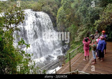 Bäcker fällt mit Touristen in horton Plains.Baker Falls ist ein berühmter Wasserfall in Sri Lanka. Es liegt im Horton Plains National Park, Stockfoto