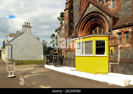 Ehemalige Kirche in eine Garage umgewandelt, Whithorn, Dumfries & Galloway, Schottland, Großbritannien Stockfoto