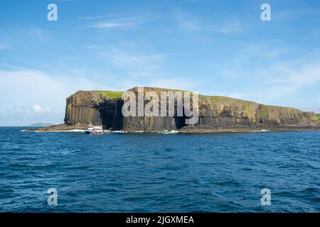 Insel Staffa (Innere Hebriden), mit Eingängen zur Bootshöhle (links) und zur Fingal-Höhle (rechts). Schottland, Großbritannien Stockfoto