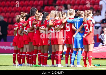 Sheffield, Großbritannien. 13.. Juli 2022. Sheffield, England, Juli 13. 2022: Schweizer Spieler während der Nationalhymne vor dem UEFA Womens Euro 2022-Fußballspiel der Gruppe C zwischen Schweden und der Schweiz in der Bramall Lane in Sheffield, England. (Daniela Porcelli/SPP) Quelle: SPP Sport Press Foto. /Alamy Live News Stockfoto