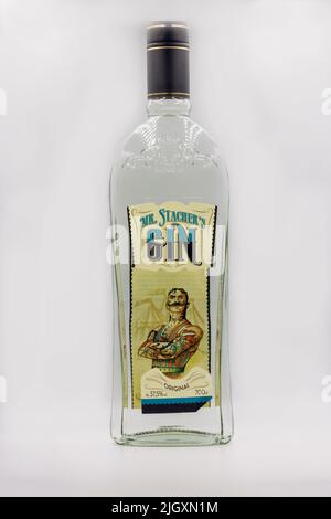 Kiew, Ukraine - 08. Mai 2021: Die ursprüngliche Mr. Staters Dry Gin Flasche aus der Nähe von Weiß. Gin ist ein destilliertes alkoholisches Getränk, das sein Pred ableitet Stockfoto