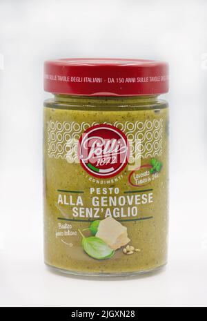 Kiew, Ukraine - Mai 08,2021: Polli Pesto-Paket in Nahaufnahme auf Weiß. Polli ist ein italienisches Lebensmittelunternehmen. Es produziert konserviertes Gemüse, beides eingelegtes und Stockfoto