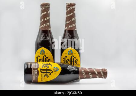 Kiew, Ukraine - Mai 08,2021: Studioaufnahme der dunklen Bierflaschen von Leffe Brune aus Belgien vor weißem Hintergrund. Leffe wird von Abbaye de Leffe i hergestellt Stockfoto