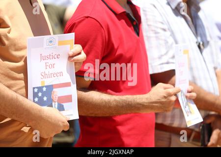 Gaza-Stadt, Palästina. 13.. Juli 2022. Palästinensische Journalisten halten während eines Protestes in Gaza Plakate mit der Aufschrift „Gerechtigkeit für Schireen“. Palästinensische Journalisten organisierten einen Protest, um Gerechtigkeit oder den palästinensischen Journalisten Shireen Abu Aklei, der letzten Monat in der Stadt Jenin getötet wurde, zu fordern. Sie demonstrieren vor dem heutigen Besuch des amerikanischen Präsidenten Joe Biden in Israel und den palästinensischen Gebieten. Stockfoto