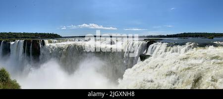 Die Devils Throat - Wasserfälle von Foz do Iguazu / Iguacu Argentinien und Brasilien. Einer der größten Wasserfälle der Welt mit über 280 Wasserfällen. Stockfoto