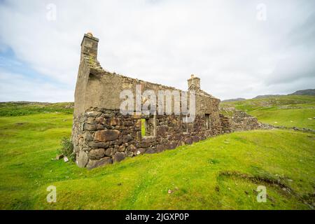 Glendrian, ein 1941 verlassenes rottendes Township, Ardnamurchan, Schottland, Großbritannien. Das zuletzt bewohnte Haus mit Rendering und intakten Mauern Stockfoto