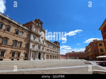 Modena, Emilia-Romagna, Italien, Panorama der Piazza Roma mit im Hintergrund die Fassade des ehemaligen herzoglichen Palast, jetzt die Militärakademie, Tourist Stockfoto