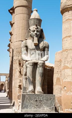 Detail einer alten Statue eines alten pharaos auf einem zerstörten Tempel in Ägypten, Afrika Stockfoto