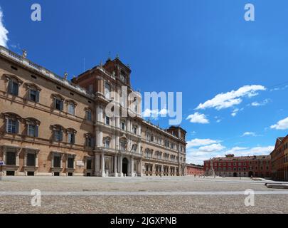 Modena, Emilia-Romagna, Italien, Panorama der Piazza Roma mit im Hintergrund die Fassade des ehemaligen herzoglichen Palast, jetzt die Militärakademie, Tourist Stockfoto