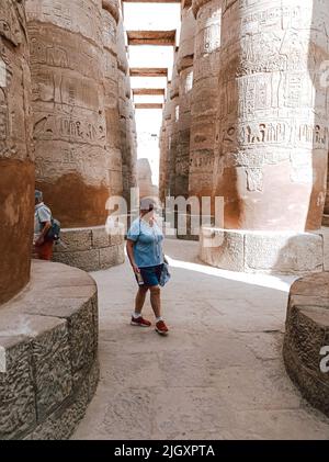 Kaukasischer Tourist innerhalb eines alten ägyptischen Tempels machte Ruinen Stockfoto