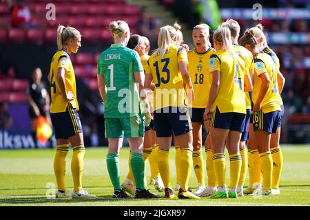 Sheffield, Großbritannien. 13.. Juli 2022. Sheffield, England, 13. 2022. Juli: Schwedische Spieler diskutieren während des UEFA Womens Euro 2022-Fußballspiels der Gruppe C zwischen Schweden und der Schweiz in der Bramall Lane in Sheffield, England. (Daniela Porcelli/Freshfocus/SPP) Quelle: SPP Sport Press Foto. /Alamy Live News Stockfoto