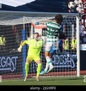 Ostrava, Tschechische Republik. 13.. Juli 2022. L-R Jan Lastuvka (Ostrava) und Joao Pedro Neves Filipe (Glasgow) im Einsatz beim Freundschaftsspiel FC Banik Ostrava gegen Celtic Glasgow am 13. Juli 2022 in Ostrava, Tschechien. Quelle: Petr Sznapka/CTK Photo/Alamy Live News Stockfoto