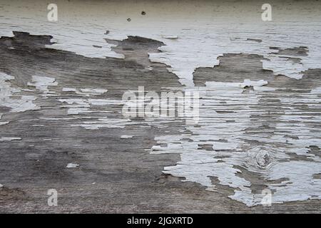 Abstrakt abblätterndes altes Farbmuster auf verwitterter Holzoberfläche Stockfoto