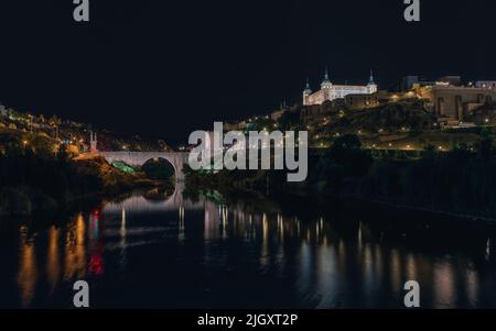 Blick auf Toledo bei Nacht von der Hauptbrücke Stockfoto