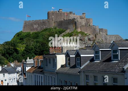 Das ikonische Schloss EMont Orgueil, das den Eingang zum Hafen von Gorey der britischen Kronenabhängigkeit von Jersey, den Kanalinseln und den Britischen Inseln bewacht. Stockfoto