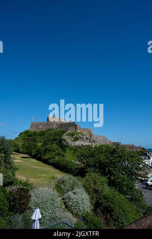 Das ikonische Schloss EMont Orgueil, das den Eingang zum Hafen von Gorey der britischen Kronenabhängigkeit von Jersey, den Kanalinseln und den Britischen Inseln bewacht. Stockfoto