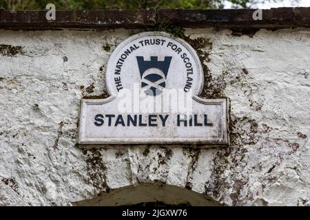 Dunkeld, Schottland - 11. 2021. Oktober: Ein Schild am Stanley Hill in der wunderschönen Stadt Dunkeld in Schottland, Großbritannien. Stockfoto