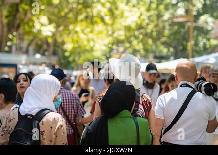 Barcelona, Spanien - 26. Mai 2022: Menschen, die die Ramblas entlang laufen in Barcelona (Spanien), der berühmtesten Straße der Stadt. Stockfoto