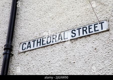 Dunkeld, Schottland - 11. 2021. Oktober: Ein Straßenschild zur Cathedral Street in der wunderschönen Stadt Dunkeld in Schottland, Großbritannien. Stockfoto