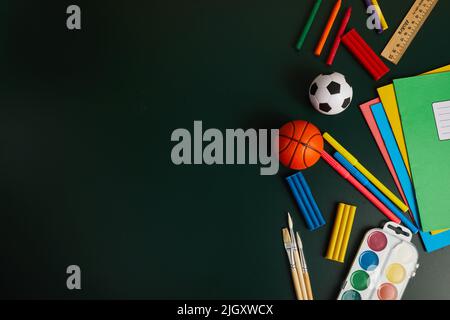 Schulbedarf auf Kreidetafel, flach liegend mit Platz für Text Stockfoto