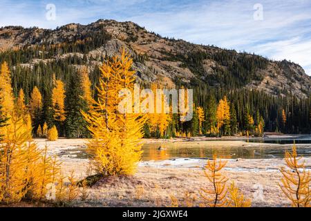 WA21765-00...WASHINGTON - Herbst an einem teilweise gefrorenen Upper Lärch Lake im Glacier Peak Wilderness Area. Stockfoto