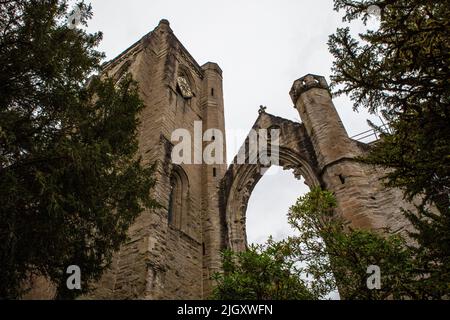 Dunkeld, Schottland - Oktober 11. 2021: Blick auf den Turm der Dunkeld Cathedral in der wunderschönen Stadt Dunkeld in Schottland, Großbritannien. Stockfoto