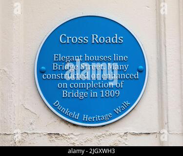 Dunkeld, Schottland - 11. 2021. Oktober: Eine blaue Plakette, die die Cross Roads in der wunderschönen Stadt Dunkeld in Schottland markiert. Stockfoto