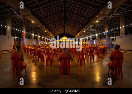Khlong Luang, Pathum Thani, Thailand. 13.. Juli 2022. Mönche versammeln sich am Asanha Bucha Tag, einem der wichtigsten Feiertage in der buddhistischen Religion. (Bild: © Adryel Talamantes/ZUMA Press Wire) Stockfoto