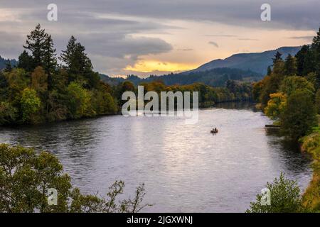 Dunkeld, Schottland - Oktober 11. 2021: Blick über den Tay in der wunderschönen Stadt Dunkeld in Schottland, Großbritannien. Stockfoto