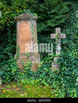 Glasgow, Schottland - Oktober 12. 2021: Ansicht von Grabsteinen in der historischen Glasgow Necropolis in der Stadt Glasgow, Schottland. Stockfoto