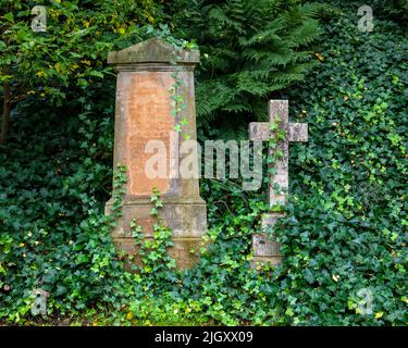 Glasgow, Schottland - Oktober 12. 2021: Ansicht von Grabsteinen in der historischen Glasgow Necropolis in der Stadt Glasgow, Schottland. Stockfoto