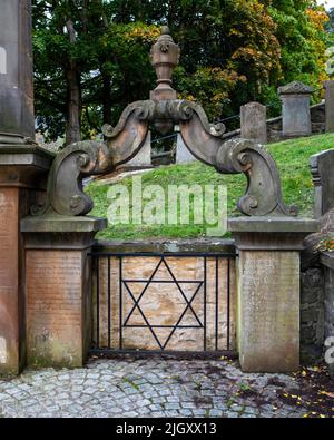 Glasgow, Schottland - 12. 2021. Oktober: Der jüdische Stern am jüdischen Grabfeld in der Glasgow Necropolis in Glasgow, Schottland. Stockfoto