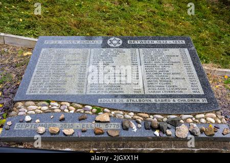 Glasgow, Schottland - 12. 2021. Oktober: Eine Tafel mit den Namen der 57 Verstorbenen auf dem jüdischen Begräbnisplatz in der Glasgow Necropolis in Glasgow, S Stockfoto