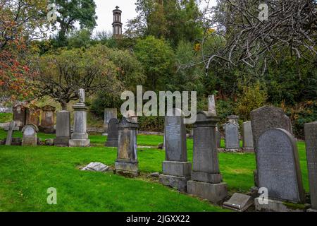 Glasgow, Schottland - Oktober 12. 2021: Ansicht von Grabsteinen in der historischen Glasgow Necropolis in der Stadt Glasgow, Schottland. Stockfoto