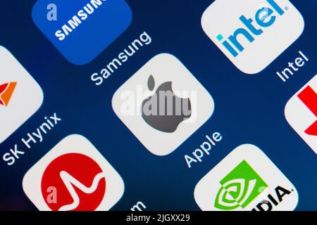 Kumamoto, JAPAN - Mar 30 2022 : Apple inc., Logo mit beliebten Halbleitermarken, Samsung, Intel, SK Hynix, Broadcom, NVIDIA usw. auf einem iPhone-Bildschirm Stockfoto