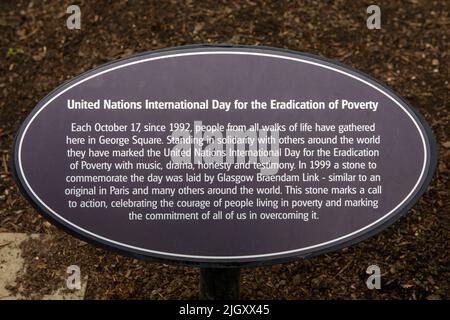 Glasgow, Schottland - 12. 2021. Oktober: Eine Gedenktafel am George Square in Glasgow, Schottland, die die Geschichte des Internationalen Tages der Vereinten Nationen für die Aradi beschreibt Stockfoto