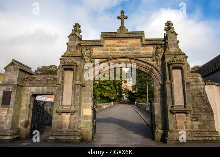 Lennoxtown, Schottland - Oktober 13. 2021: Kriegsdenkmal-Tor zur Campsie Parish Church in Lennoxtown, Schottland. Das Tor ist denen gewidmet, die gaben Stockfoto