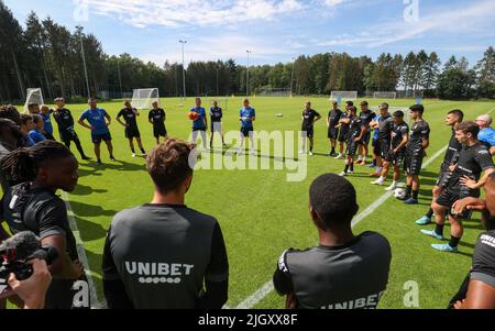 Garderen, Niederlande. Am 13. Juli 2022 spricht Charlerois Cheftrainer Edward noch während einer Trainingseinheit des belgischen Fußballteams der ersten Liga, Sporting Charleroi, mit seinen Spielern vor der Saison 2022-2023, am Mittwoch, den 13. Juli 2022 in Garderen, Niederlande. BELGA FOTO VIRGINIE LEFOUR Stockfoto