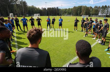 Garderen, Niederlande. Am 13. Juli 2022 spricht Charlerois Cheftrainer Edward noch während einer Trainingseinheit des belgischen Fußballteams der ersten Liga, Sporting Charleroi, mit seinen Spielern vor der Saison 2022-2023, am Mittwoch, den 13. Juli 2022 in Garderen, Niederlande. BELGA FOTO VIRGINIE LEFOUR Stockfoto