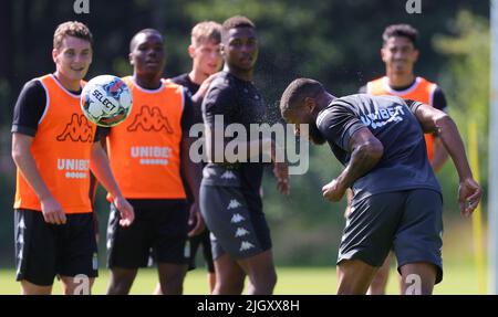 Garderen, Niederlande. Am 13. Juli 2022 kämpft Marco Ilaimaharitra von Charleroi während einer Trainingseinheit des belgischen Fußballteams der ersten Liga, Sporting Charleroi, vor der Saison 2022-2023, am Mittwoch, den 13. Juli 2022 in Garderen, Niederlande, um den Ball. BELGA FOTO VIRGINIE LEFOUR Stockfoto