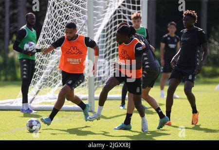 Garderen, Niederlande. Am 13. Juli 2022 kämpfen Adem Zorgane von Charleroi und Joris Kayembe von Charleroi während einer Trainingseinheit des belgischen Fußballteams der ersten Liga, Sporting Charleroi, vor der Saison 2022-2023, am Mittwoch, den 13. Juli 2022 in Garderen, Niederlande, um den Ball. BELGA FOTO VIRGINIE LEFOUR Stockfoto