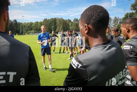 Garderen, Niederlande. Am 13. Juli 2022 spricht Charlerois Cheftrainer Edward noch während einer Trainingseinheit des belgischen Fußballteams der ersten Liga, Sporting Charleroi, mit seinen Spielern vor der Saison 2022-2023, am Mittwoch, den 13. Juli 2022 in Garderen, Niederlande. BELGA FOTO VIRGINIE LEFOUR Stockfoto