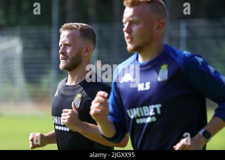 Garderen, Niederlande. Am 13. Juli 2022 wurde der neue Spieler von Charleroi, Jonas Bager, und der Videoanalyst von Charleroi, Nicolas, noch während einer Trainingseinheit des belgischen Fußballteams der ersten Liga, Sporting Charleroi, vor der Saison 2022-2023, am Mittwoch, den 13. Juli 2022 in Garderen, Niederlande, abgebildet. BELGA FOTO VIRGINIE LEFOUR Stockfoto
