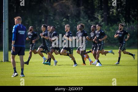 Garderen, Niederlande. 13. Juli 2022, Charlerois neuer Spieler Jonas Bager (C), abgebildet in Aktion während einer Trainingseinheit des belgischen Fußballteams der 1. Liga, der Sporting Charleroi, vor der Saison 2022-2023, Mittwoch, 13. Juli 2022 in Garderen, Niederlande. BELGA FOTO VIRGINIE LEFOUR Stockfoto
