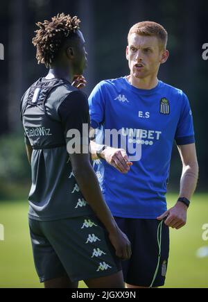 Garderen, Niederlande. Am 13. Juli 2022 wurde der Cheftrainer von Charleroi, Youssouph Badji, und Edward, der Cheftrainer von Charleroi, während einer Trainingseinheit des belgischen Fußballteams der ersten Liga, Sporting Charleroi, vor der Saison 2022-2023, am Mittwoch, den 13. Juli 2022 in Garderen, Niederlande, noch immer abgebildet. BELGA FOTO VIRGINIE LEFOUR Stockfoto