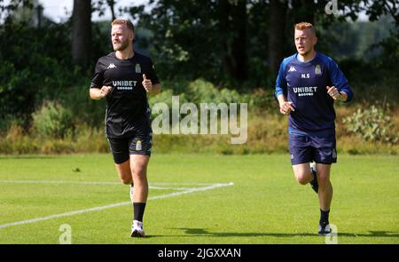 Garderen, Niederlande. Am 13. Juli 2022 wurde der neue Spieler von Charleroi, Jonas Bager, und der Videoanalyst von Charleroi, Nicolas, noch während einer Trainingseinheit des belgischen Fußballteams der ersten Liga, Sporting Charleroi, vor der Saison 2022-2023, am Mittwoch, den 13. Juli 2022 in Garderen, Niederlande, abgebildet. BELGA FOTO VIRGINIE LEFOUR Stockfoto