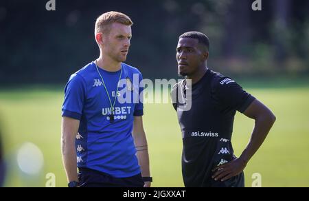 Garderen, Niederlande. Am 13. Juli 2022 wurde der Cheftrainer von Charleroi, Edward Still, und Jackson Tchatchoua von Charleroi während einer Trainingseinheit des belgischen Fußballteams der ersten Liga, Sporting Charleroi, vor der Saison 2022-2023, am Mittwoch, den 13. Juli 2022 in Garderen, Niederlande, abgebildet. BELGA FOTO VIRGINIE LEFOUR Stockfoto