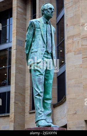 Glasgow, Schottland - 15. 2021. Oktober: Statue von Donald Dewar - dem ersten Minister Schottlands, gelegen in der Buchanan Street, in der Stadt Stockfoto